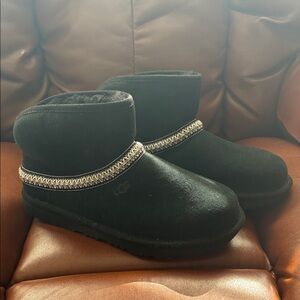 UGG womens Classic Mini Crescent